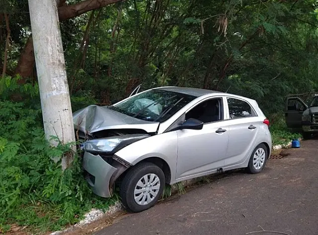 Motorista tem crise de enxaqueca, perde controle de carro e bate em poste na Capital