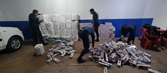 PM apreende veículo roubado com carga de contrabando