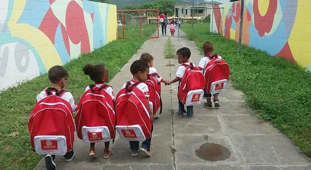 Tamanho de mochilas escolares vira motivo de piada em todo país