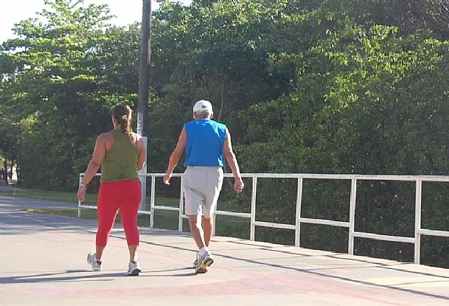 Caminhada diária mantém o corpo e a mente jovens