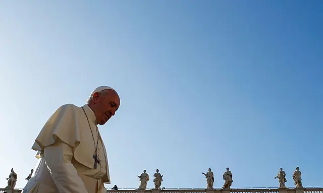 Papa pode aparecer neste domingo para saudação aos fiéis, diz Vaticano