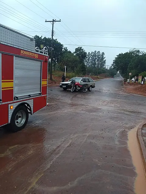 Bombeiros prestam atendimento à vítima de acidente de trânsito no Nova Aquidauana