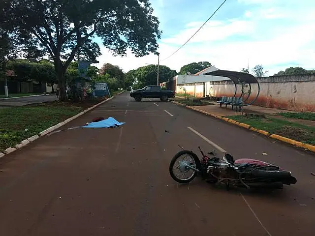 Jovem motociclista morre após ser atingido por caminhonete em cruzamento