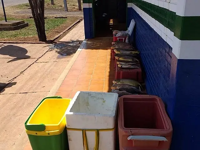 Pescadores acabaram autuados por capturar peixes irregularmente