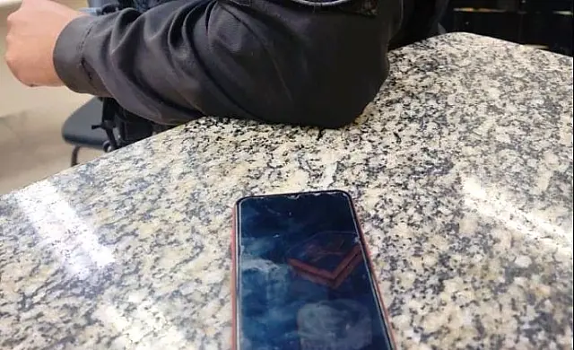 Mulher aproveita pedido de água para furtar celular de idoso em Aquidauana