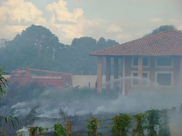 Incêndio atinge instalações de antena de rádio no Bairro Alto