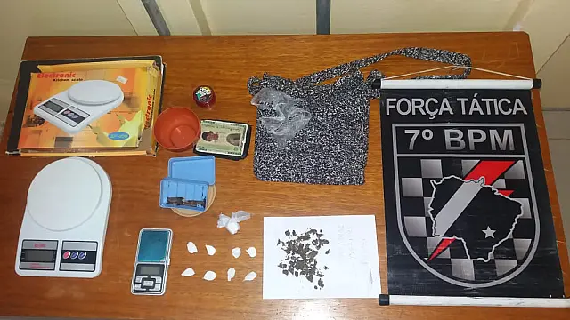 Com tornozeleira, traficante com filho de 13 dias operava boca de fumo em Anastácio