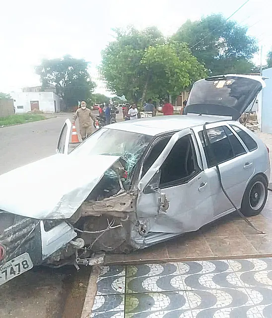 Homem é socorrido após passar mal e bater contra muro