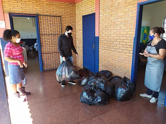 Com a chegada do frio, Agehab acelera entrega de agasalhos
