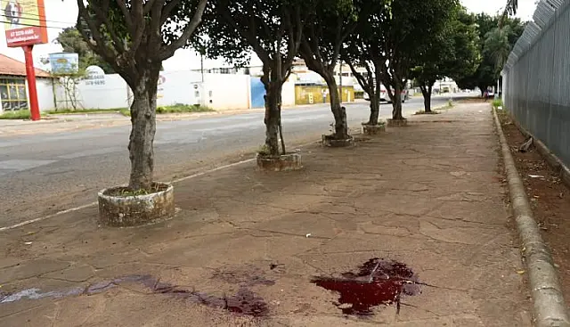 Travesti é encontrada morta com sinais de violência em frente a terminal