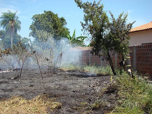 Incêndio atinge terreno na Vila Cidade Nova