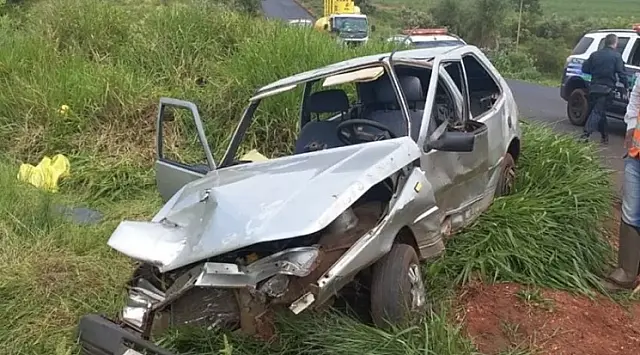 Veículo fica destruído após capotagem na MS-141