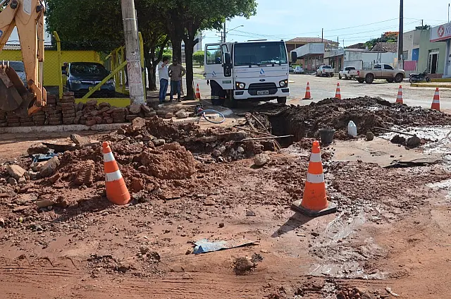 Em sequência, empreiteiras estouram canos e deixam Anastácio sem água
