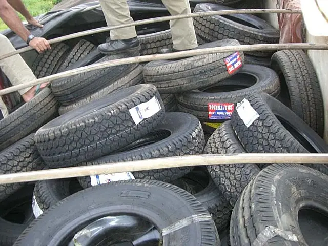 PRF apreende duas carretas carregadas com pneus contrabandeados