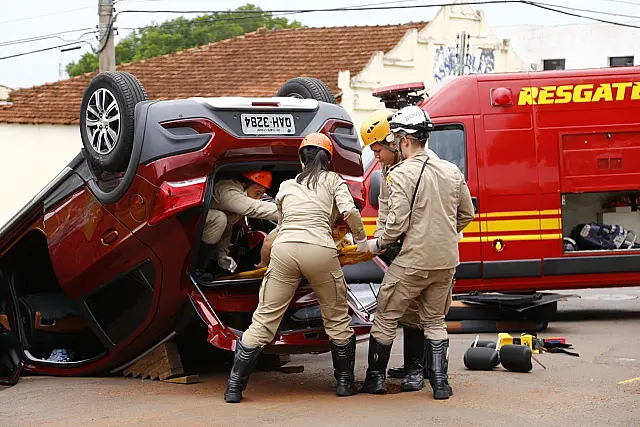 Motorista capota carro após bater de frente com ambulância do SUS