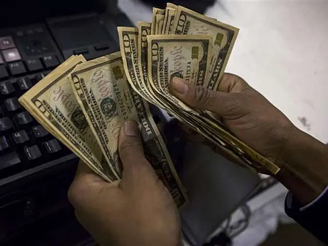 Dólar abre o dia em alta e chega a R$ 4,03, maior cotação da história