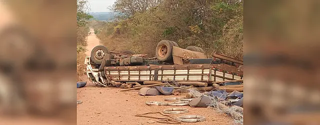 Acidente com caminhão de arame mata 2 pessoas entre Miranda e Corumbá