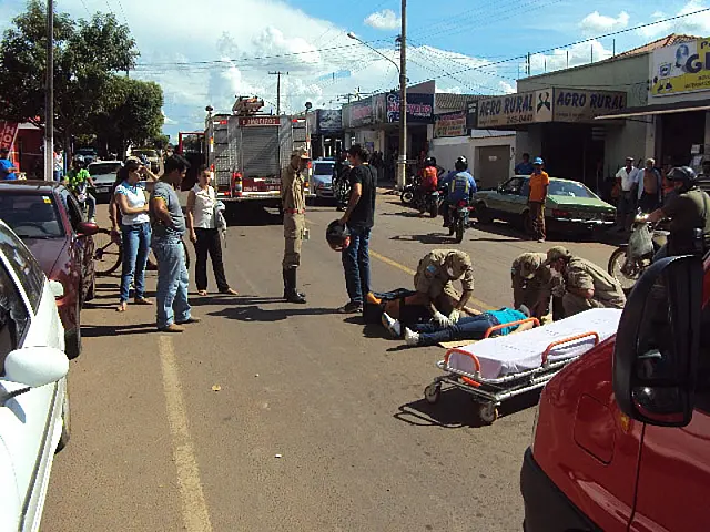 Colisão entre carro e moto deixa mulher ferida em Anastácio