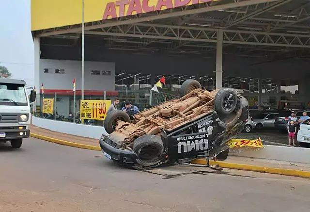 Viatura da Guarda Civil capota após motorista perder controle em Campo Grande