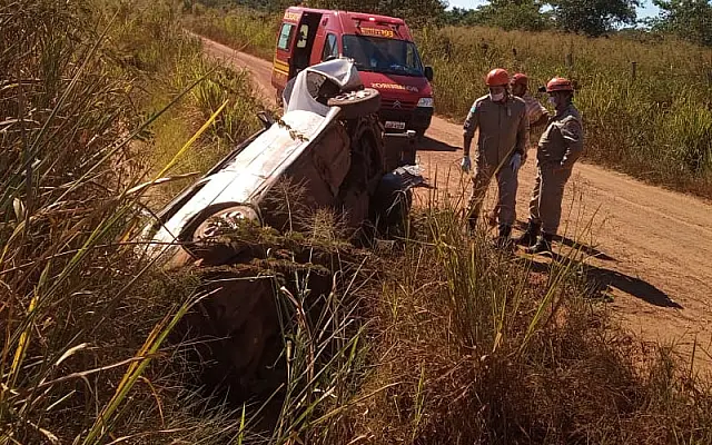 Veículo capota na Colônia Paulista e ocupantes são encaminhados para hospital