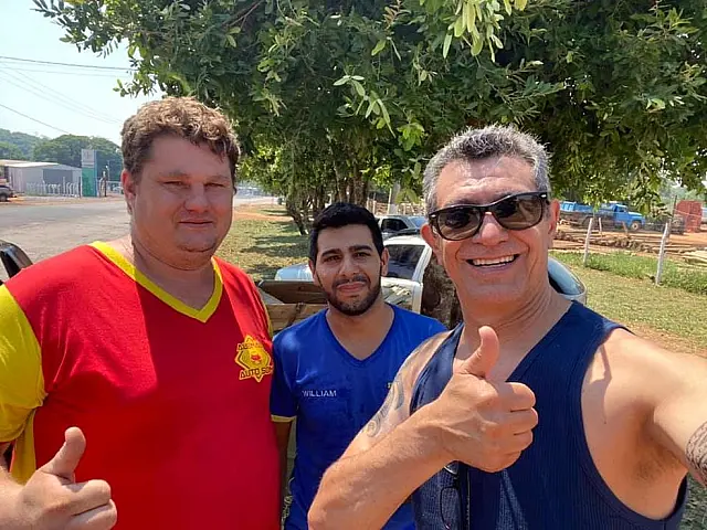 Amigos encontram carteira com R$ 1 mil, voucher e devolvem "intacta"