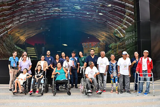 Com ônibus adaptado, idosos do Asilo São Francisco visitam Bioparque Pantanal