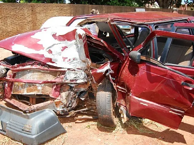 Rapaz morre após colisão de carro em árvore