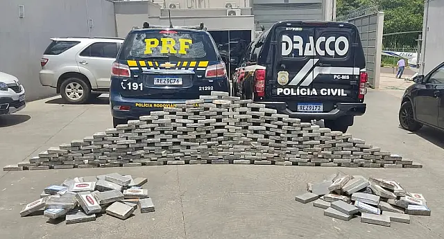 Polícia prende 326 kg de cocaína em fundo falso de veículo de energia solar