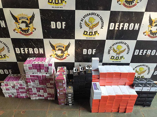 DOF apreende carga de muamba com 90 relógios e 97 celulares