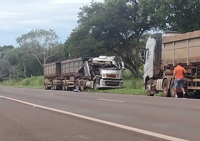 Frente de carreta é destruída após acidente na BR-262