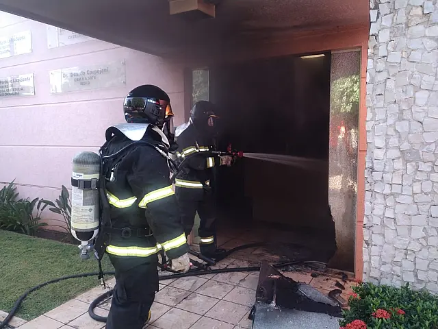 Pane em ar condicionado causa incêndio em clínica de saúde de Aquidauana