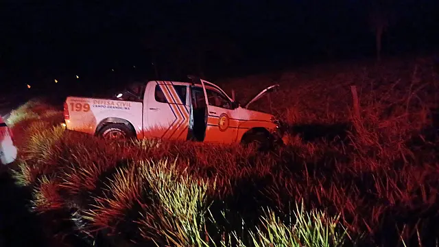 Sargento morre após bater caminhonete da Defesa Civil em vaca que surgiu na pista