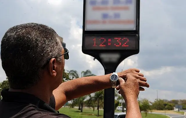 Horário de verão termina à 0h deste domingo; atrase seu relógio em uma hora