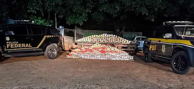 Traficantes batem caminhão carregado com 400kg de cocaína em guincho da PF