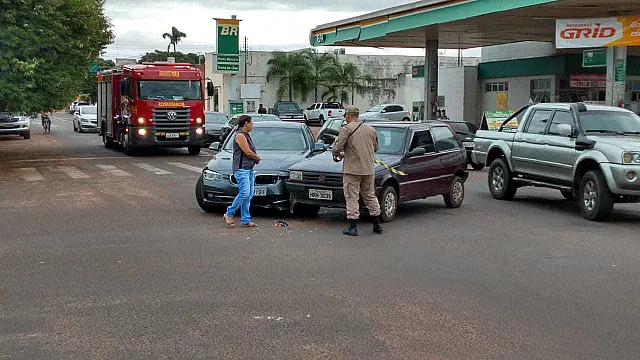 Idoso de 82 anos avança sinal vermelho e colide com BMW no Centro de Aquidauana