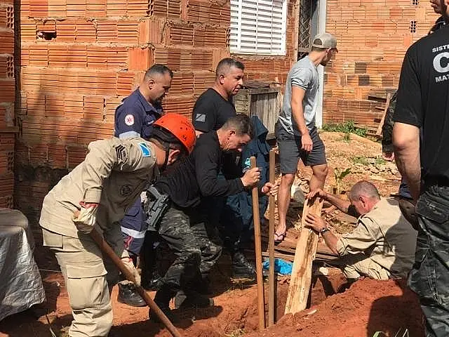 Bebê cai em buraco, sofre parada respiratória e morre em ambulância