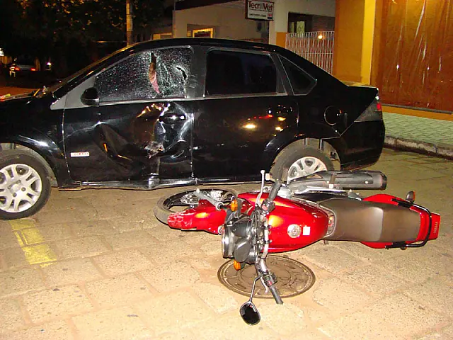 Colisão entre carro e moto deixa jovem ferido no Centro de Aquidauana
