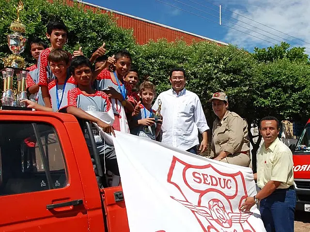 Prefeito Douglas recepciona atletas do SEDUC e assina convênio