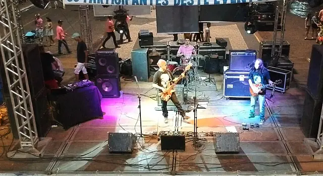 Bandas Marasmo e Mané Coxinha e os Cabeça Oca subiram ao palco para animar festa do rally