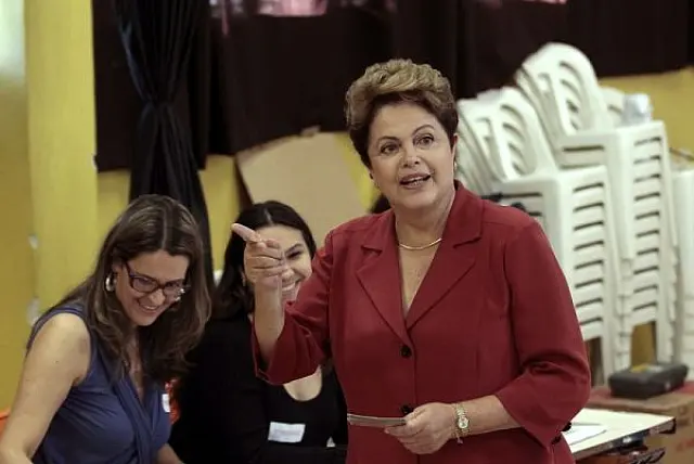 Dilma é reeleita na disputa mais apertada da história; PT ganha 4º mandato