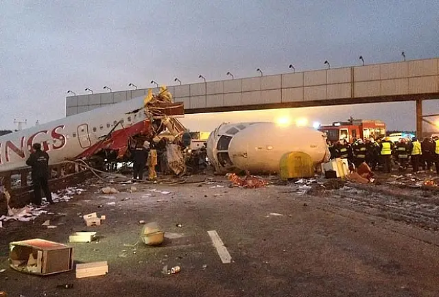 Avião sai de pista de aeroporto, pega fogo e deixa mortos na Rússia
