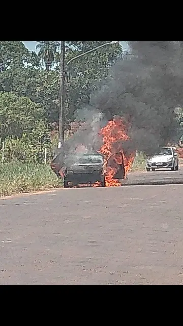 Carro é destruído por incêndio na Rua Antônio Campelo, em Aquidauana