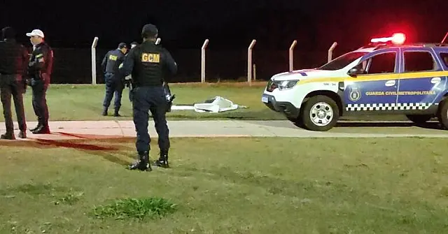 Homem é executado com mais de 30 tiros na frente da família em praça da Capital