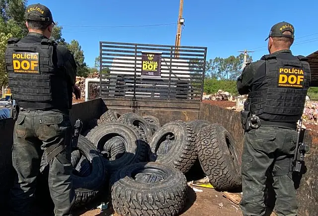DOF apreende 130 pneus escondidos em carga de recicláveis