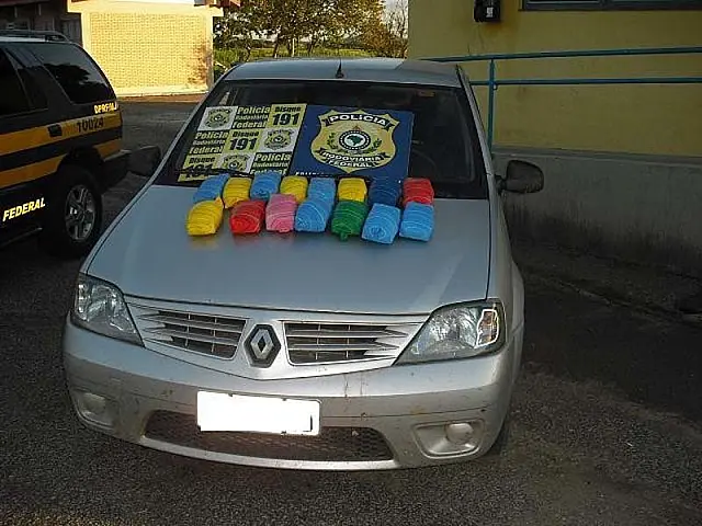 PRF de Anastácio apreende veículo com 17 quilos de cocaína
