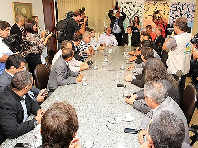 Puccinelli reforça ações municipalistas ao receber prefeito e 20 vereadores da Capital