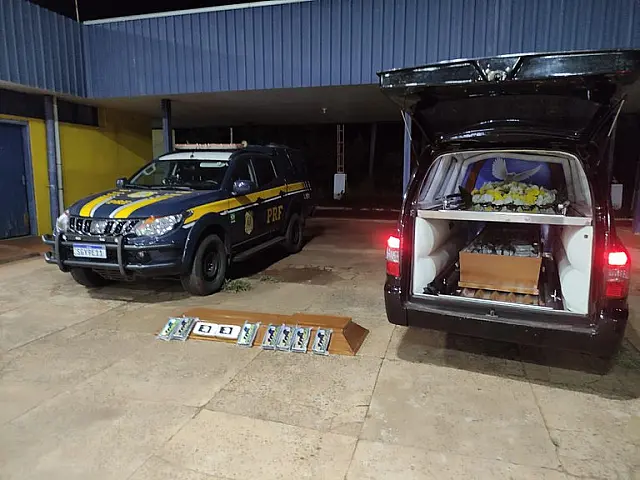 PRF apreende 162 kg de cocaína escondidos em caixão funerário na BR-262