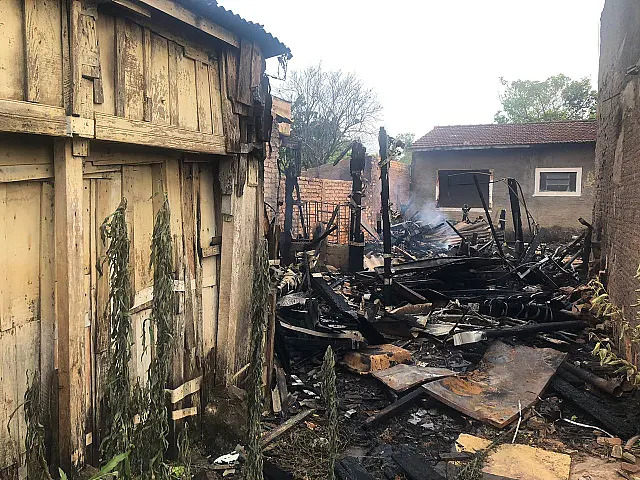 Incêndio no Bairro Guanandy mobiliza 2 caminhões do Corpo de Bombeiros