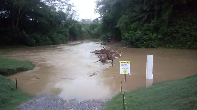 Um dia após anúncio de construção de ponte, improvisação é arrastada pela chuva