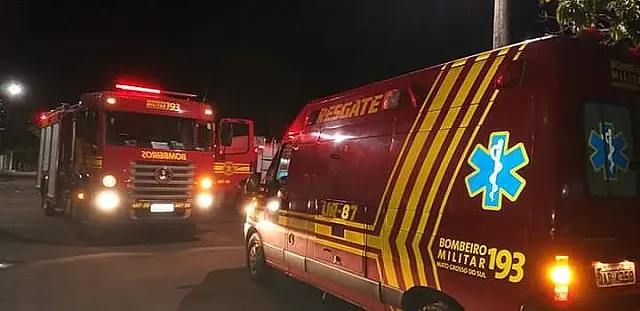 Colisão em cruzamento deixa condutora de moto com fratura exposta